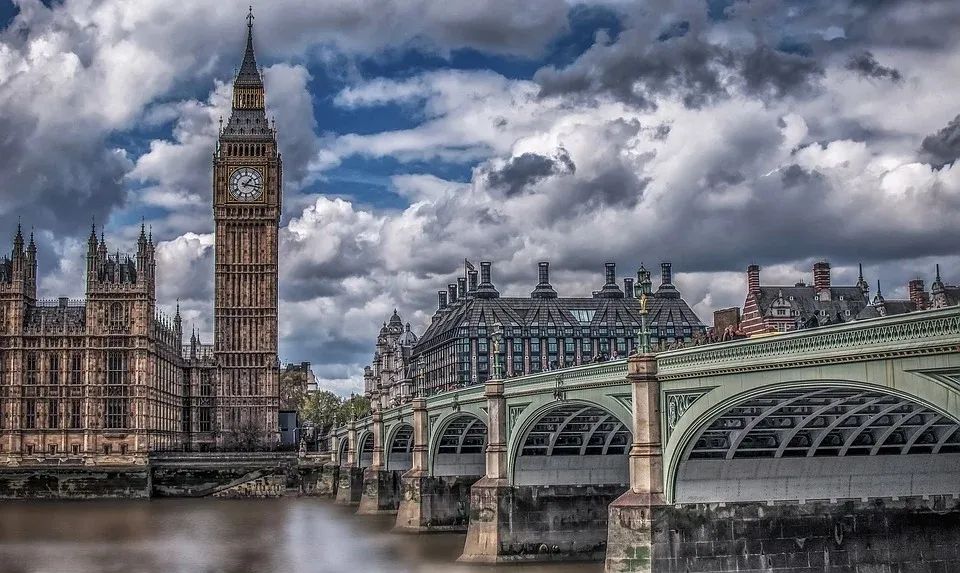 英国不同城市留学一年要花多少钱？